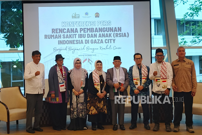 Jajaran Maemuna Center Indonesia, Aqsa Working Group (AWG), dan perwakilan Kementerian Luar Negeri (Kemenlu) RI dalam acara konferensi pers rencana pembangunan Rumah Sakit Ibu dan Anak (RSIA) Indonesia di Kota Gaza, Palestina. Jumpa pers ini digelar di Kantin Diplomasi, kompleks kantor Kemenlu RI, Jakarta, Jumat (14/3/2025).