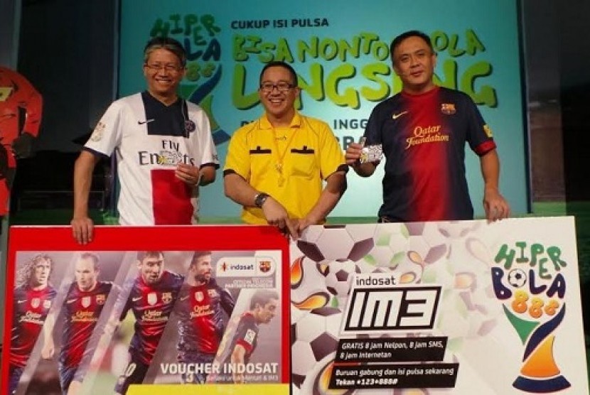 Jajaran management Indosat termasuk President Director dan CEO Indosat, Alexander Rusli dalam peluncuran Program HiperBOLA 888