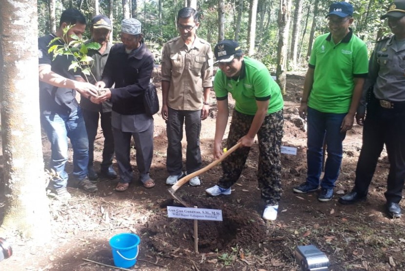 Jajaran manajemen Len Incorporated secara simbolis bersama Wakil Bupati Kabupaten Bandung Gun Gun Gunawan, melakukan penanaman pohon kopi.