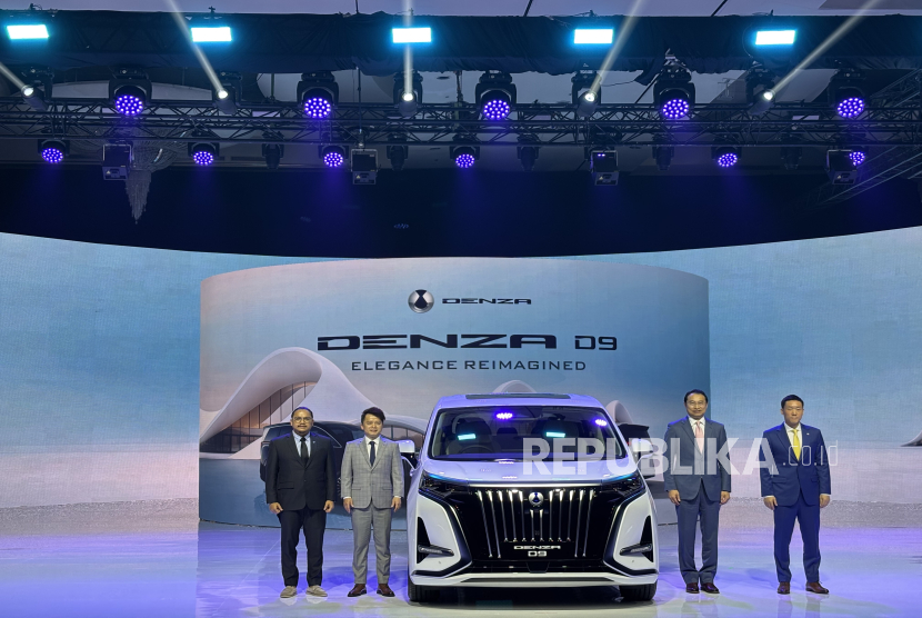 Jajaran manajemen produsen mobil listrik Build Your Dream (BYD), berfoto bersama usai meluncurkan MPV listrik premium DENZA D9 di Jakarta, Rabu (22/1/2024).