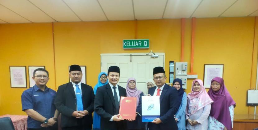 Jajaran pejabat Universitas Darunnaja dan akademisi UiTM Malaysia.