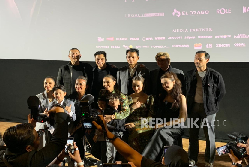Jajaran pemain dan sutradara film horor Sukma saat konferensi pers di Jakarta pada Senin (8/9/2025).