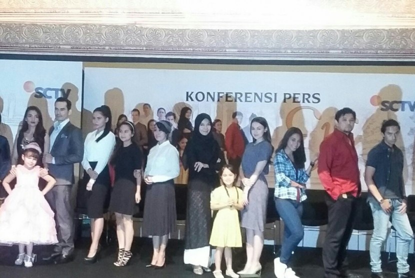 Jajaran pemain sinetron Elif versi Indonesia dalam konferensi pers rencana penayangannya, Kamis (28/1), di kawasan Senayan.