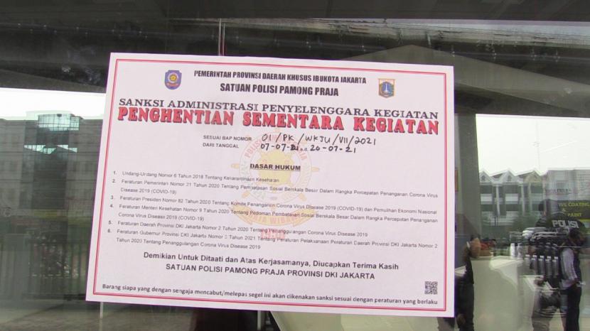 Jajaran Pemkot Jakarta Utara menyegel sebuah perkantoran karena melanggar aturan PPKM Darurat, Rabu (7/7). Perusahaan yang masuk kategori non-esensial itu kedapatan masih menyuruh karyawannya bekerja di kantor.