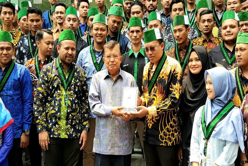 Jajaran Pengurus Besar Himpunan Mahasiswa Islam (PB HMI) beserta perwakilan dari cabang-cabang serta badan koordinasi (badko) HMI se-Indonesia bertemu dengan Wakil Presiden (Wapres) Republik Indonesia HM Jusuf Kalla (JK) di Istana Wapres pads Kamis (5/9). 
