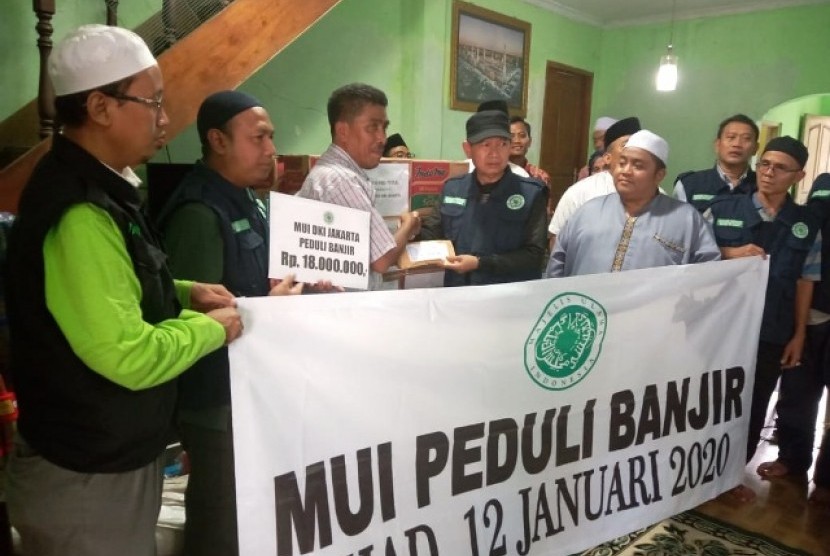 Jajaran pengurus MUI DKI Jakarta menyalurkan bantuan untuk korban banjir.