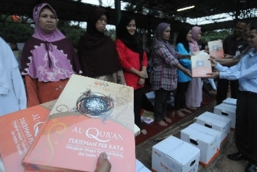 Jajaran pengurus rumah Zakat memberikan bantuan berupa paket sembako dan Alquran kepada masyarakat prasejahtera di Bumi Perkemahan Ragunan, Jakarta Selatan.