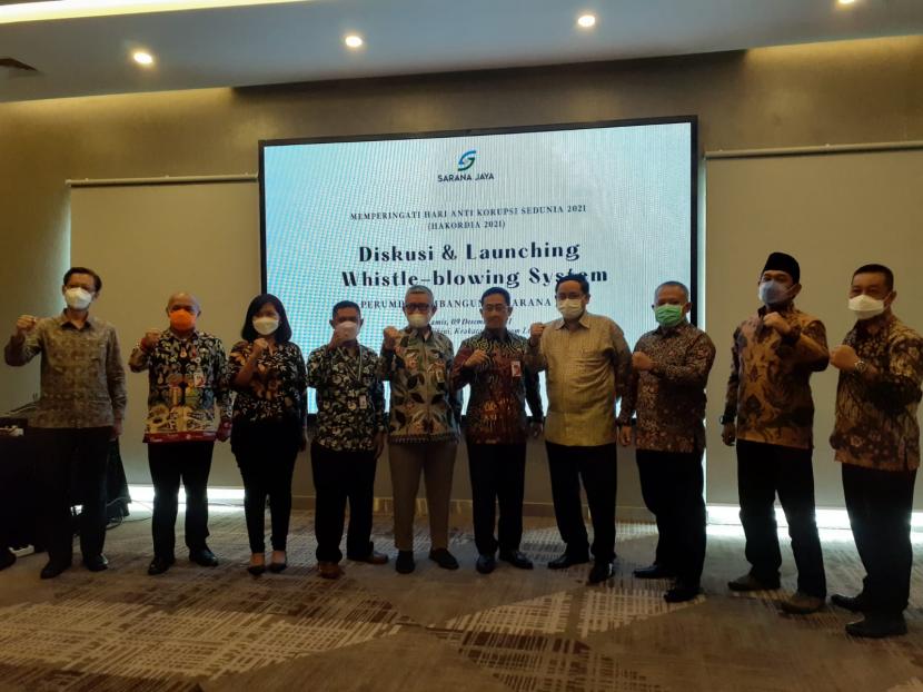 Jajaran Perumda Pembangunan Sarana Jaya bersama sejumlah narasumber berfoto usai acara diskusi dan launching wistle blowing system (WBS) di Jakarta Pusat, Kamis (9/12/2021).