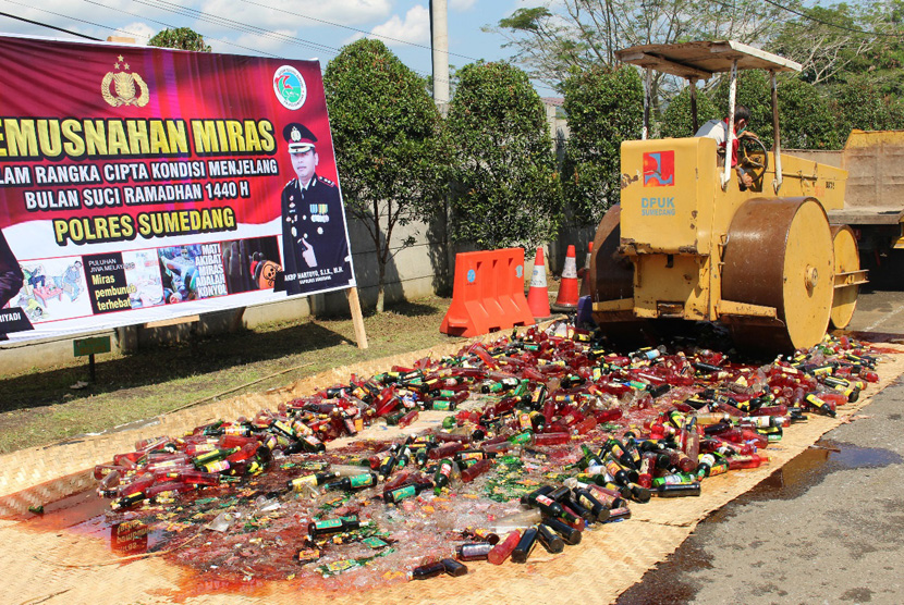  Jajaran petugas Polres Sumedang dihadiri oleh ulama serta tokoh masyarakat  menghancurkan ribuan botol minuman keras (miras) dan tuak di Mapolres  Sumedang, Ahad (5/5). Kegiatan tersebut dilakukan menjelang sekaligus  menyambut bulan suci puasa Ramadhan, Senin (6/5).