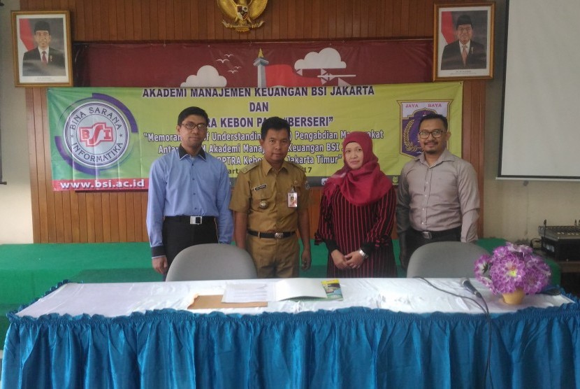 Jajaran pimpinan AMK BSI Jakarta bersama Lurah Kebon Pala. 