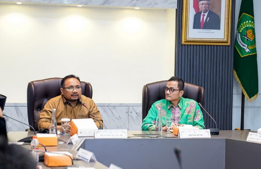  Jajaran pimpinan Badan Pengelola Keuangan Haji (BPKH) berkunjung ke kantor Kementerian Agama Republik Indonesia dan bertemu langsung dengan Menteri Agama Yaqut Cholil Qoumas. 