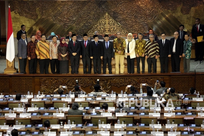 Jajaran pimpinan DPR berfoto bersama Komisioner KPU-Bawaslu terpilih disela rapat paripurna masa persidangan IV tahun sidang 2016-2017 di Kompleks Parlemen, Senayan, Jakarta, Kamis (6/4). 