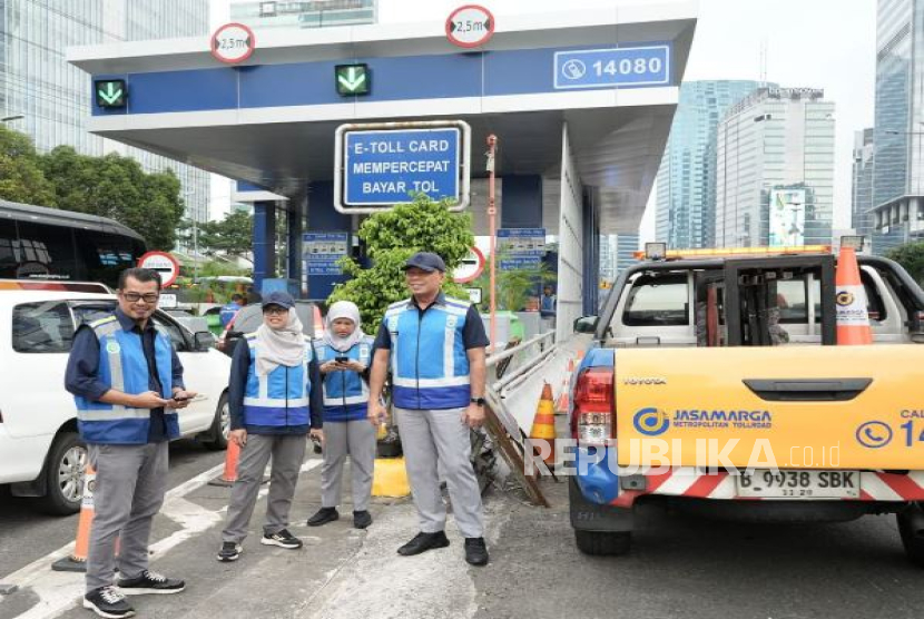 Jajaran pimpinan Jasa Marga melakukan peninjauan langsung pintu tol Ruas Tol Dalam Kota pada Senin (20/10/2025).