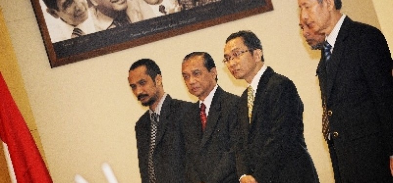 Jajaran Pimpinan Komisi Pemberantasan Korupsi (KPK) periode 2011-2015 Abraham Samad (kiri), Buysro Muqoddas (kedua kiri), Adnan Pandu Praja (kedua kanan), Bambang Widjojanto (belakang), serta Zulkarnain (kanan) hadir dalam serah terima jabatan di Gedung KP