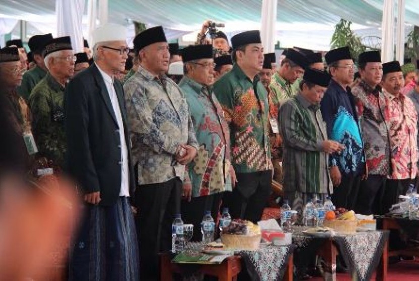 Jajaran pimpinan PBNU dalam pembukaan Rapat Pleno PBNU di Pesantren Khas, Kempek Cirebon, Ahad (24/7)