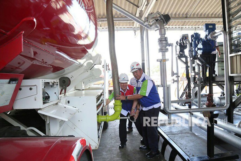 Jajaran pimpinan Pertamina RU IV Cilacap dan Pertamina MOR IV Jawa Tengah menghadiri peluncuran perdana BBM jenis Dexlite produksi kilang minyak Cilacap. Peluncuran dilakukan di Cilacap, Selasa (31/10).