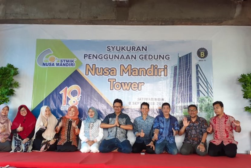 Jajaran pimpinan STMIK Nusa Mandiri saat acara syukuran penggunaan gedung Nusa Mandiri Tower.