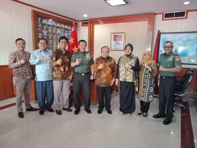 Jajaran pimpinan Universitas Krisnadwipayana (Unkris) melakukan audiensi dengan Aster Panglima TNI Mayjen TNI Muhammad Syafei di Markas Besar (Mabes) TNI Cilangkap Jakarta, pertengahan Maret 2023. 