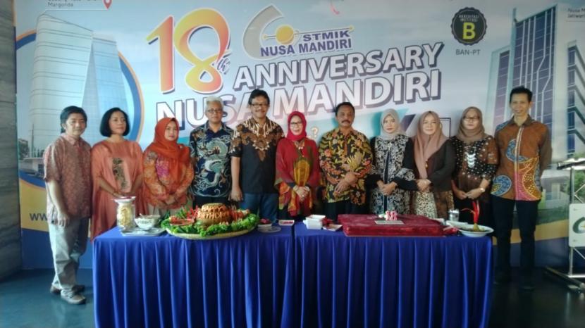Jajaran pimpinan Yayasan Indonesia Nusa Mandiri (yang membawahi STMIK Nusa Mandiri) saat perayaan ulang tahun ke-18.