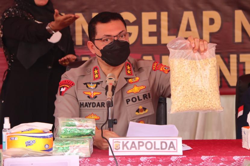 Jajaran Polda Aceh mengungkap penyelundupan narkoba jenis sabu dan ekstasi jaringan Malaysia - Aceh, Selasa (8/3/2022). 