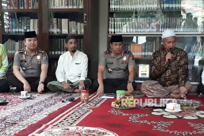 Jajaran Polda DIY silaturahim ke Pondok Pesantren Nurul Ummah di Kota Yogyakarta, Rabu (21/2).  Kunjungan dipimpin Kapolda DIY, Brigjen Pol Ahmad Dhofiri dan diterima Pengasuh Ponpes Nurul Ummah, KH Munir Syafa'at.