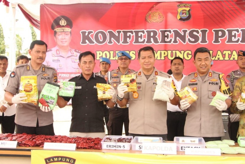 Jajaran Polda Lampung memberikan keterangan pers terkait penyelundupan narkoba di Mapolres Lampung Selatan, Kamis (10/4). 