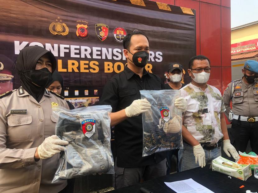 Jajaran Polres Bogor menunjukkan barang bukti kasus pembunuhan di Kecamatan Cigudeg, Kabupaten Bogor.