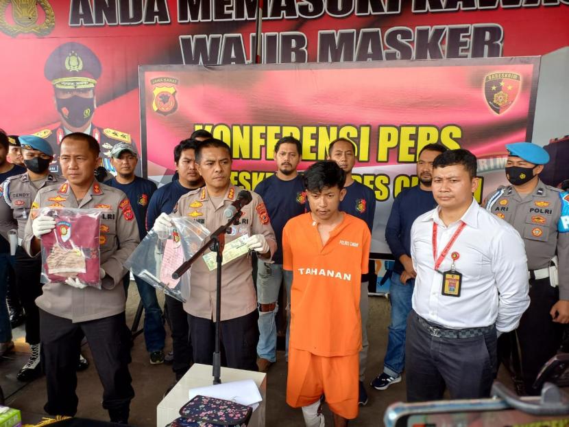 Jajaran Polres Cimahi bersama Polda Jabar merilis hasil penangkapan pelaku penusukan bocah 12 tahun di Kota Cimahi di Mapolresta Cimahi, Senin (24/10/2022). 