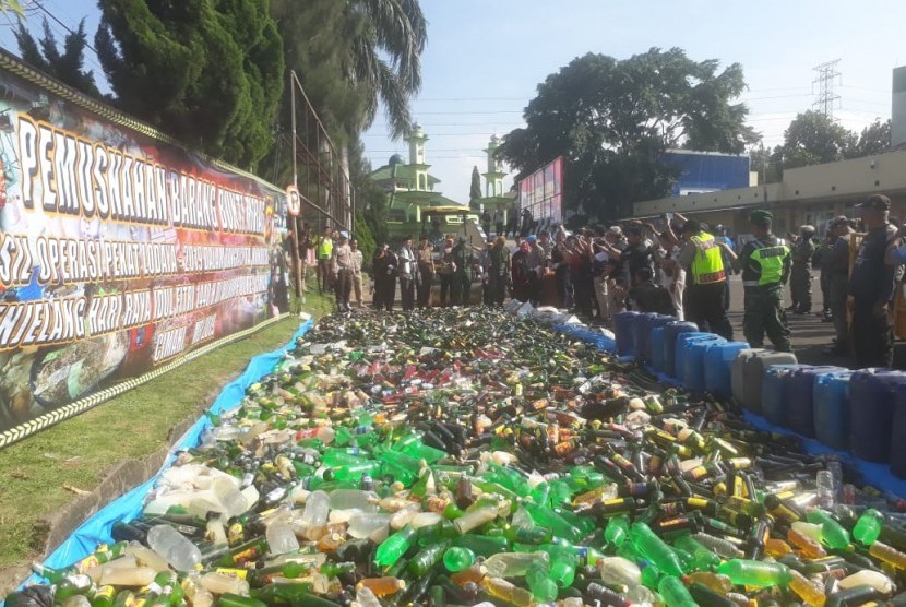 Jajaran Polres Cimahi, Pemkot Cimahi dan Pemkab Bandung Barat memusnahkan ribuan minuman keras (miras), ciu dan tuak di halaman Mapolres Cimahi, Selasa (28/5). 