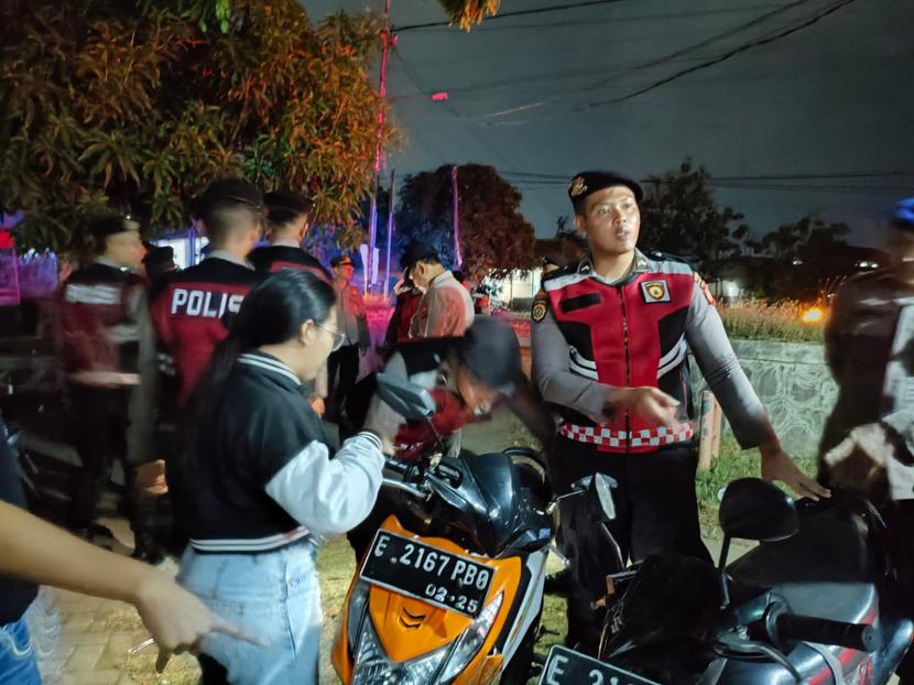 Jajaran Polres Indramayu menggelar patroli skala besar di wilayah Kabupaten Indramayu, pada Sabtu (28/9/2024) malam.