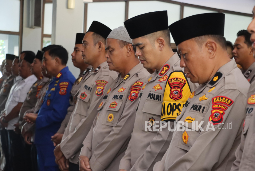 Jajaran Polres Indramayu menggelar Shalat Ghoib untuk almarhumah AKP Suprihati Setyaningsih, yang menjabat Kasat Binmas Polres Indramayu. Kegiatan itu digelar di Masjid Baitul Hidayah Mapolres Indramayu, Kamis (24/7/2025) pagi.