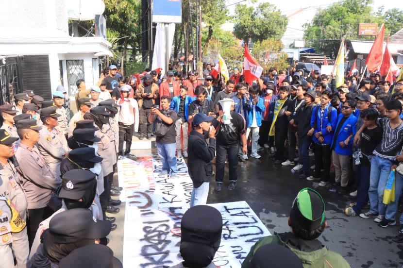 Jajaran Polres Indramayu menjaga aksi unjuk rasa mahasiswa di depan Gedung DPRD Indramayu, Jumat (23/8/2024). 