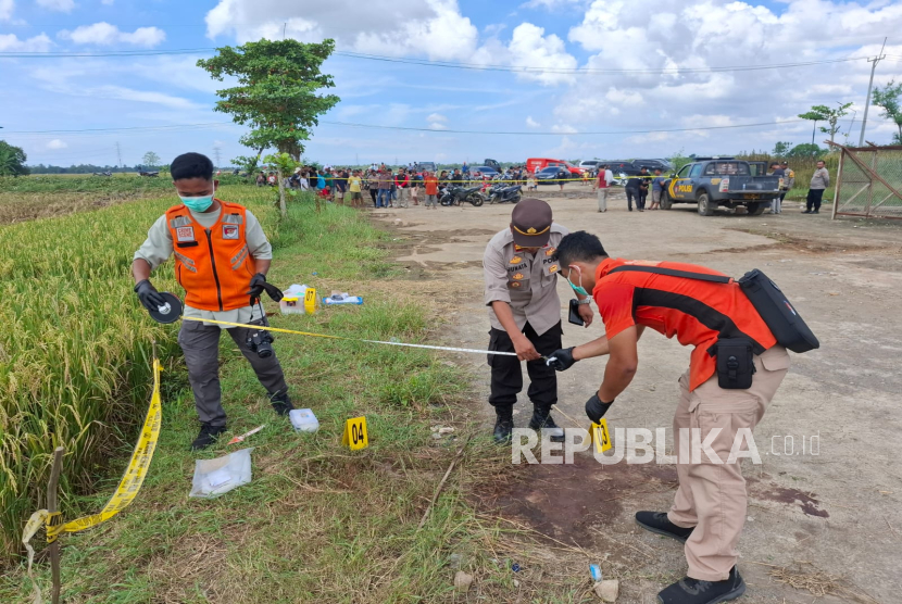 Jajaran Polres Indramayu menyelidiki penemuan jasad seorang pria di area persawahan di Desa Pagedangan, Kecamatan Tukdana, Kabupaten Indramayu, Sabtu (24/5/2025). 