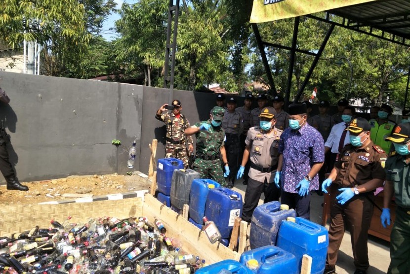 Jajaran Polres Karanganyar, Jawa Tengah, memusnahkan sebanyak 1.067 liter ciu dan 586 botol minuman keras (miras) berbagai merek di Mapolres Karanganyar, Selasa (28/5). 