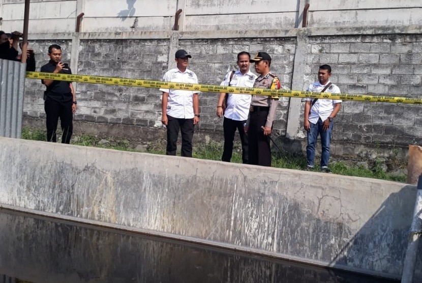 Jajaran Polres Karawang, menyegel IPAL PT Sinar Putra Hugitex yang berada di Desa Parung Mulya, Kecamatan Ciampel, Jumat (29/6). Perusahaan ini diduga telah mencemari anak Sungai Citarum. 
