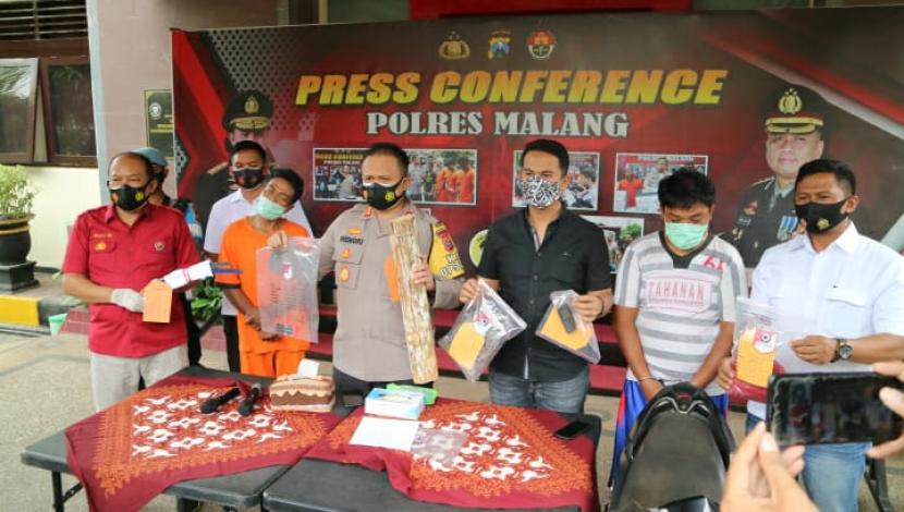 Jajaran Polres Malang merilis kasus pembunuhan di Mapolres Malang, Kepanjen, Rabu (21/10).