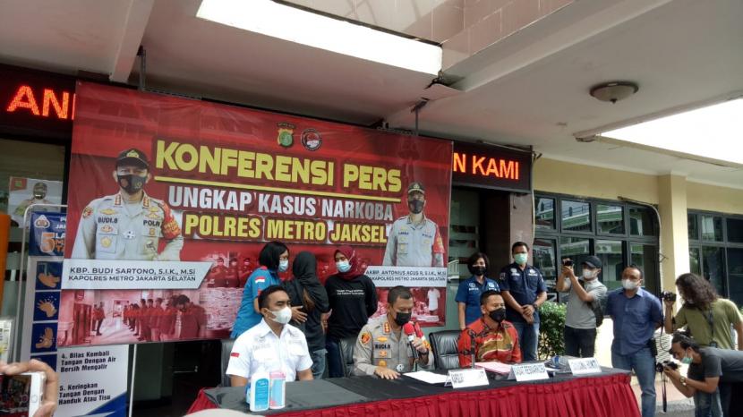 Jajaran Polres Metro Jakarta Selatan merilis penangkapan mantan penyanyi cilik era 1980-an Iyut Ratna Fairuz Albar atau Iyut Bing Slamet (IBS) terkait kasus narkoba jenis Sabu, Jakarta Selatan, Sabtu (5/12).