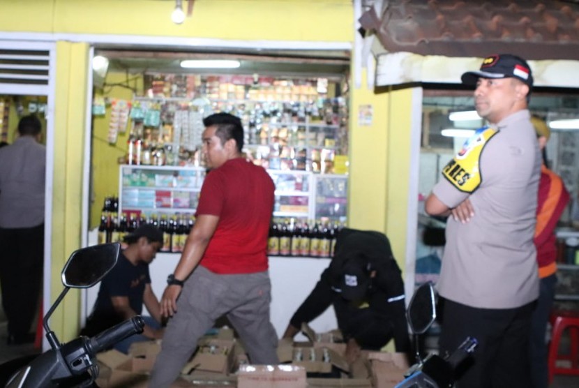 Polisi menyita 378 botol miras berbagai merek yang dijual di kios jamu (ilustrasi). Satpol PP Pemkab Tangerang menggerebek tempat usaha jamu yang menjual alkohol.