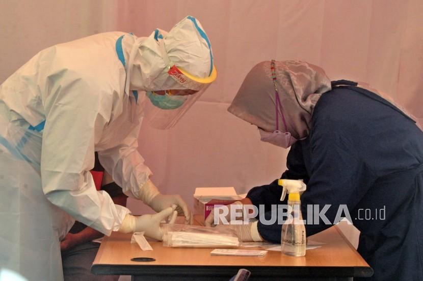 Jajaran Polres Semarang bersama dengan TNI serta unsur Dinas Kesehatan dan Dinas Perhubungan Kabupaten Semarang menggelar skrining Covid-19 secara acak terhadap pengguna jalan tol antar daerah, di Rest Area Tol Semarang- Solo KM 429 A, Ungaran, Kabupaten Semarang, Kamis (6/5).