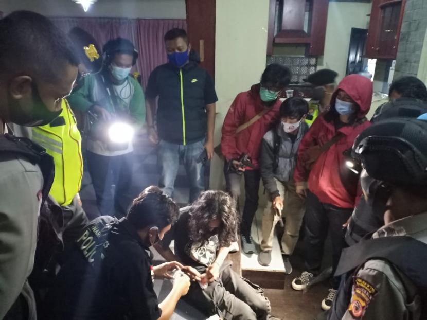 Polisi menggerebek belasan remaja di acara pesta minuman keras (miras).