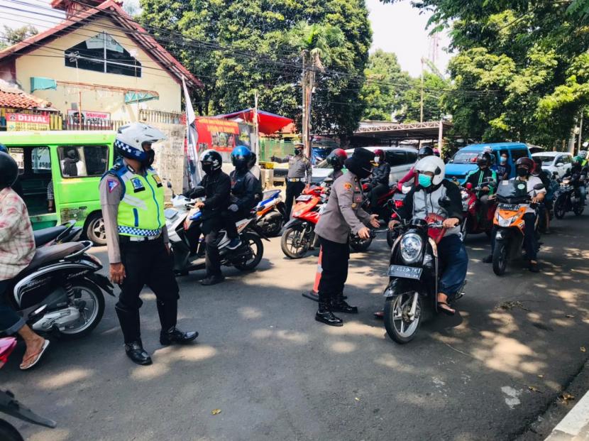 Jajaran Polresta Bogor mengajak pengguna jalan di Jalan Pemuda, Kecamatan Tanah Sareal, Kota Bogor yang belum menerima vaksin, untuk divaksinasi di Gedung DPRD Kota Bogor, Rabu (28/7). 