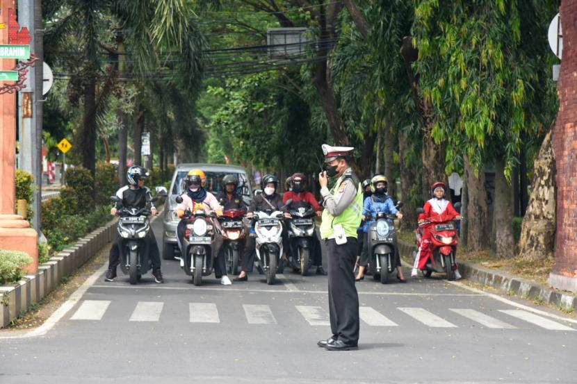 Jajaran Polresta Cirebon mengajak masyarakat untuk ikut memperingati detik-detik prokalamasi dalam peringatan HUT ke- 77 Republik Indonesia, Rabu (17/8/2022). Hal itu dilakukan dengan mengheningkan cipta bersama di sejumlah ruas jalan. 