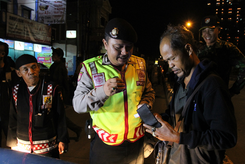 Jajaran polresta Depok melakukan razia gabungan untuk mengatasi aksi kejahatan pada malam hari, Depok, Jawa Barat, Ahad (8/3) dinihari.  (foto : MgROL_37)