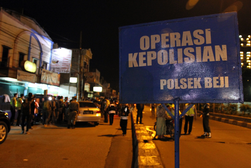Jajaran polresta Depok melakukan razia gabungan untuk mengatasi aksi kejahatan pada malam hari, Depok, Jawa Barat, Ahad (8/3) dinihari.  (foto : MgROL_37)