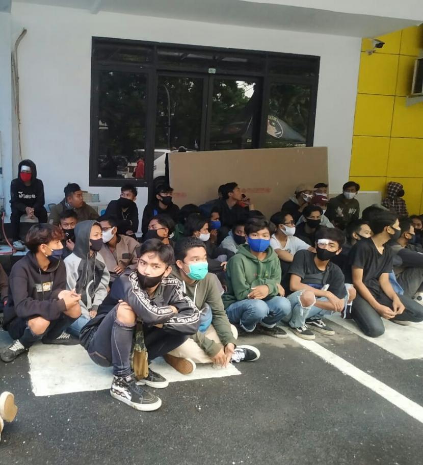 Jajaran Polrestabes Bandung berhasil mengamankan 429 orang pendemo yang diduga melakukan tindakan anarkis saat demo penolakan pengesahan undang-undang Cipta Kerja, sejak Selasa (6/10) hingga Kamis (8/10) kemarin. Rinciannya, pendemo yang diamankan pada Selasa (6/10) lalu sebanyak 9 orang, Rabu (7/10) yang awalnya 209 orang menjadi 213 dan Kamis (8/10) sebanyak 207 orang.