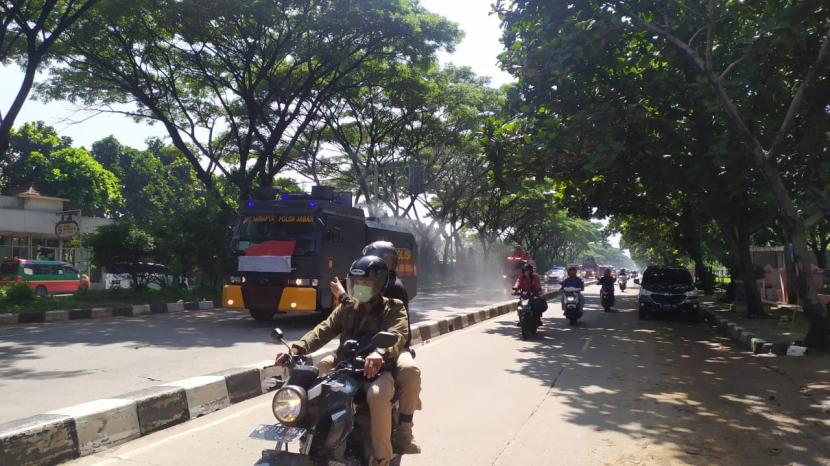 Jajaran Polrestabes Bandung melakukan penyemprotan disinfektan di 30 titik lokasi ruas jalan protokol di Kota Bandung. hal itu dilakukan sebagai  upaya antisipasi pencegahan penyebaran virus korona atau covid-19. Selain itu penyemprotan juga dilakukan pada wilayah pemukiman padat penduduk. 