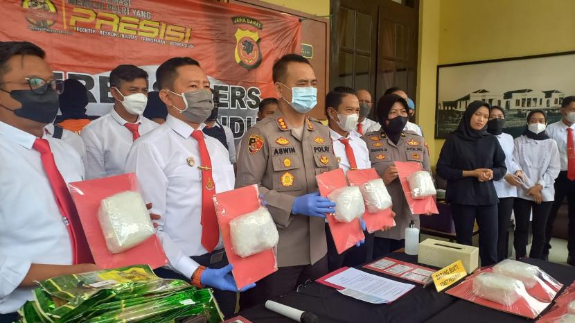 Jajaran Polrestabes Bandung tengah menunjukkan dua orang tersangka dan barang bukti 20 kilogram sabu yang berhasil diamankan, Senin (27/6/2022). 