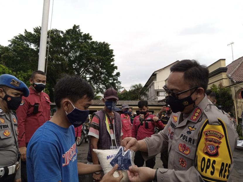 Kapolrestabes Bandung Kombes Pol Ulung Sampurna Jaya membagikan beras dan masker, Rabu (3/2).