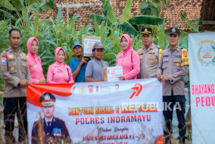 Jajaran Polsek Kroya Polres Indramayu menyalurkan bantuan sosial kepada petani jagung di wilayah Kecamatan Kroya, Kabupaten Indramayu, Kamis (19/6/2025).  