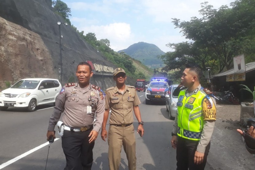 Jajaran Satlantas Polres Bandung meninjau jalur Nagreg yang akan dilewati pemudik pada saat jelang hari Raya Idul Fitri, Jumat (3/5).